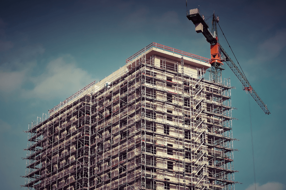 Immer weniger Neubauprojekte trotz Wohnungsmangel. Wie die Marktlage die Situation verschlimmert.